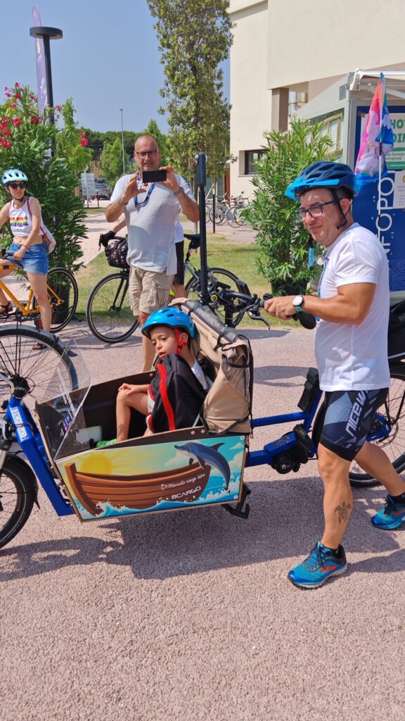 dade e il delfino magico in cargo bike da riccione a leuca